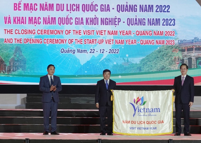 Bình Thuận nhận cờ đăng cai tổ chức Năm Du lịch quốc gia 2023