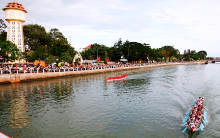 Lễ hội đua thuyền mừng Xuân Đinh Dậu