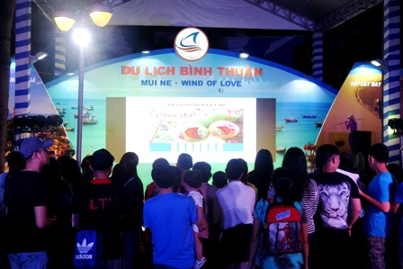 Gian hàng Bình Thuận thu hút đông du khách tham quan
