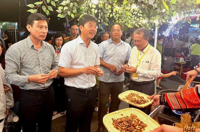 (Lãnh đạo Thành phố Phan Thiết và Sở VHTTDL tham quan phố Ẩm thực; Ảnh: Nguyên Vũ)