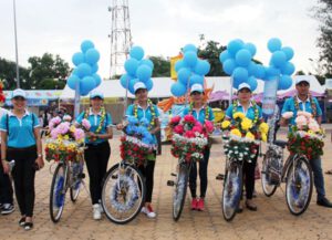 (Tham gia hoạt động tuyên truyền bảo vệ môi trường du lịch; Ảnh: Nguyên Vũ)