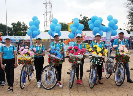 (Tham gia hoạt động tuyên truyền bảo vệ môi trường du lịch; Ảnh: Nguyên Vũ)