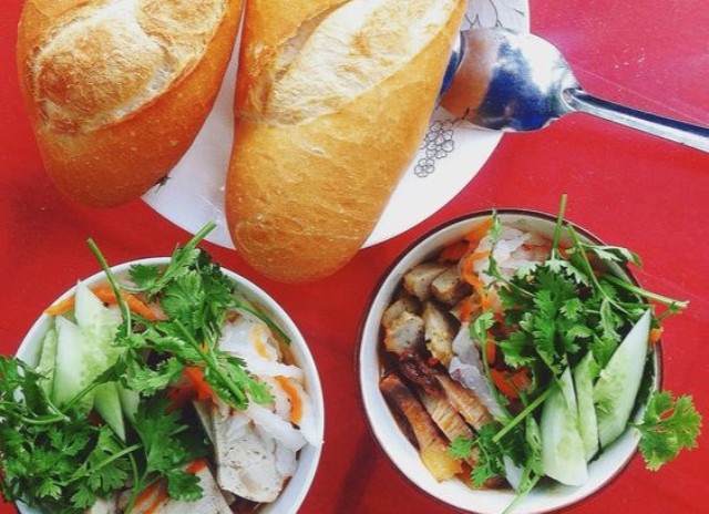 (Bánh mì chấm kiểu... Phan Thiết)