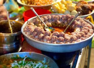 (Bánh mì chờ đầu đường Nguyễn Huệ)