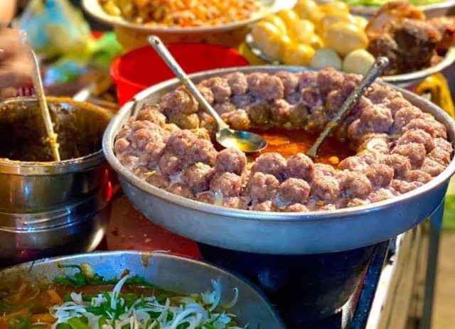 (Bánh mì chờ đầu đường Nguyễn Huệ)