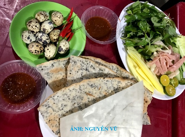 (Bánh tráng cuốn chấm mắm ruốc; Ảnh: Nguyên Vũ)