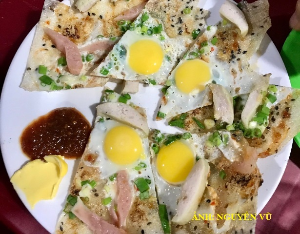 (Bánh tráng mắm ruốc nướng trứng cút; Ảnh: Nguyên Vũ)