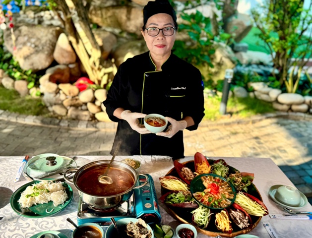 (Bếp trưởng Trương Thị Thu Liễu giới thiệu món Lẩu thả; Ảnh: Nguyên Vũ)