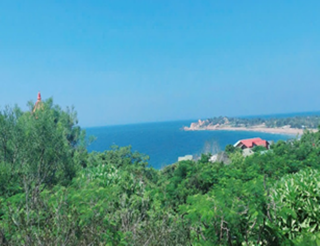 (Biển xanh mênh mông nhìn từ chùa Hang)