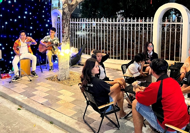 (Biểu diễn âm nhạc đường phố; Ảnh: Nguyên Vũ)