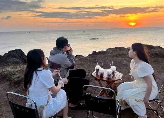 (Đón bình minh trên đảo Phú Quý; Ảnh: Nguyên Vũ)