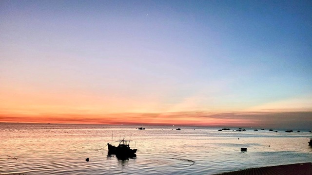 (Hoàng hôn trên Bờ kè Bãi Lăng)