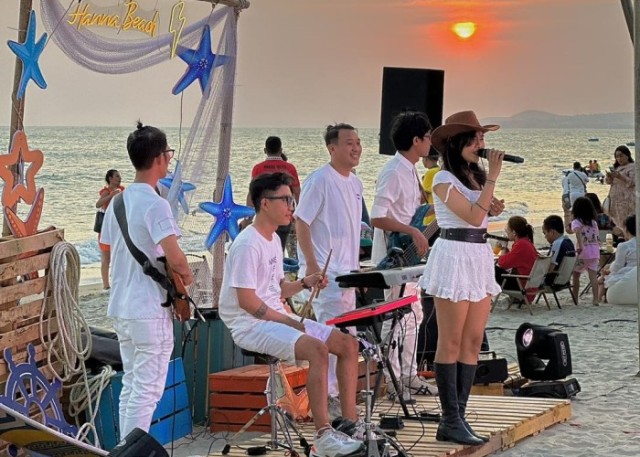 (Sân khấu ca nhạc Hana Beach Mũi Né; Ảnh: Nguyên Vũ)