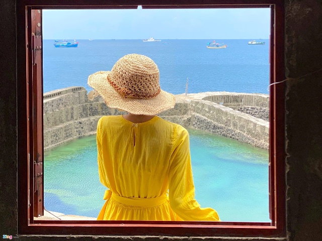 (View từ khung cửa sổ nhìn ra đẹp như tranh)