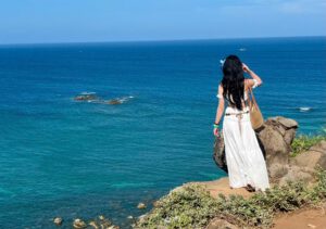 (Du khách "sống ảo" cùng đặc khu Phú Quý; Ảnh: Nguyên Vũ)