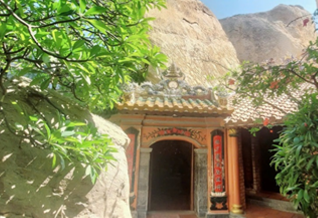 (Gian thờ trong mỗi hang đá trong khuôn viên chùa Hang)