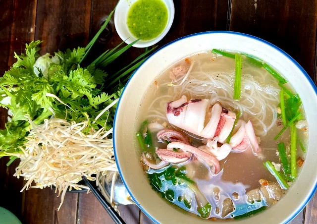 (Hủ tiếu mực Phố Phan; Ảnh: Nguyên Vũ)