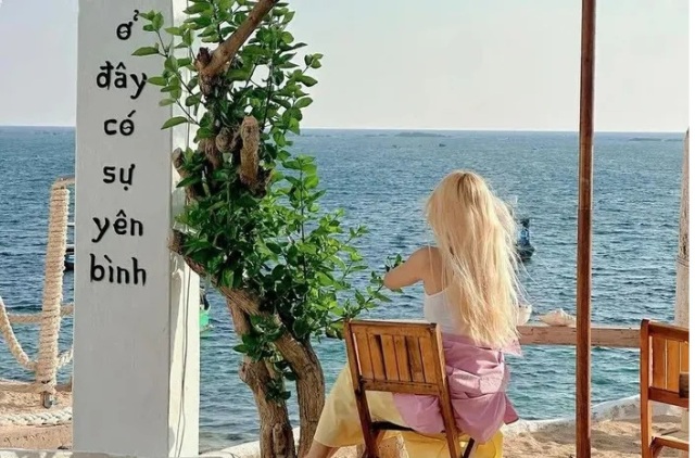 (Đảo Phú Quý ngày càng thu hút du khách bởi nhiều dịch vụ, khách sạn mới mở. Ảnh: @juhi_th2.)