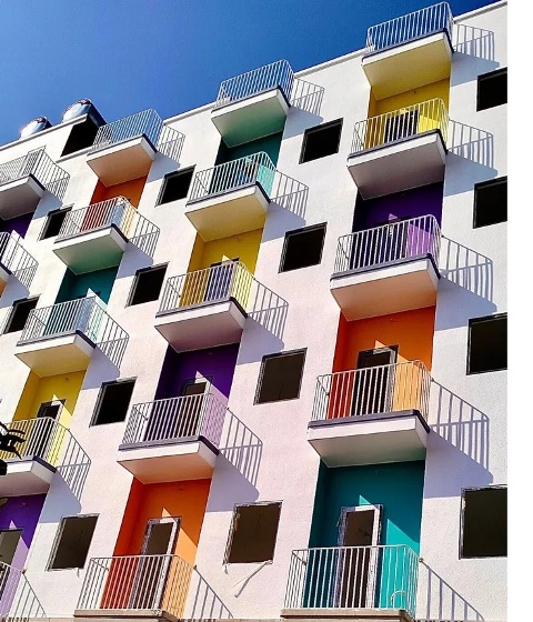 (Nắng gây ấn tượng bởi những ô cửa nhiều màu sắc rực rỡ. Ảnh: Khách sạn Nắng - đảo Phú Quý)