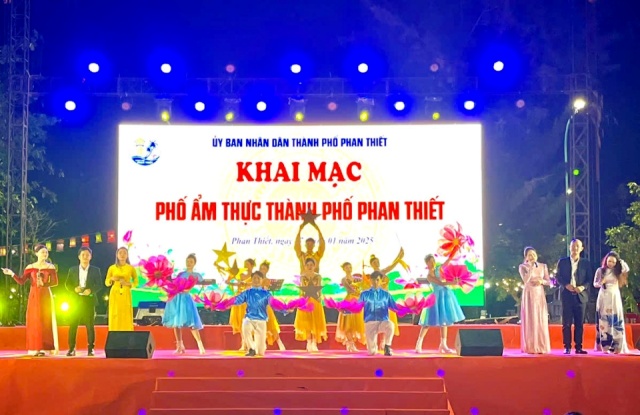 (Chương trình văn nghệ chào mừng Lễ khai trương; Ảnh: Nguyên Vũ)