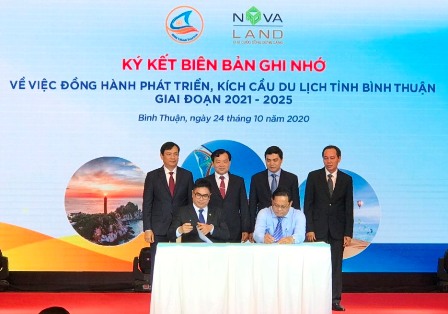 (ký biên bản ghi nhớ giữa Sở VHTTDL với Tập đoàn Novaland; Ảnh: Nguyên Vũ)