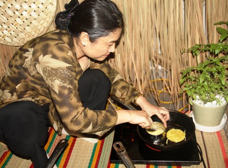 (Nghệ nhận Đào Thị Trinh đang tạo hình cho bánh rế; Ảnh:Nguyên Vũ)