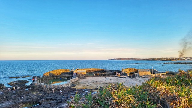 (Đấu trường La Mã thực chất là các bè nuôi hải sản gần Mộ Thầy)