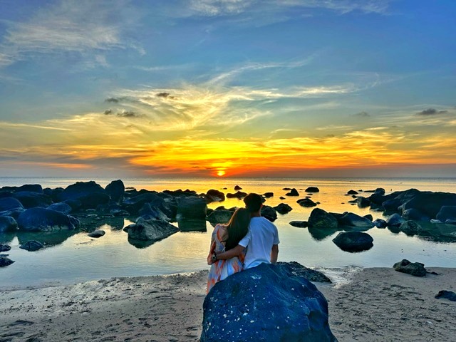 (Ngắm hoàng hôn; Ảnh: FBNV)