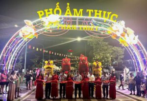 (Nghi thức cắt băng khai trương Phố Ẩm thực; Ảnh: Nguyên Vũ)
