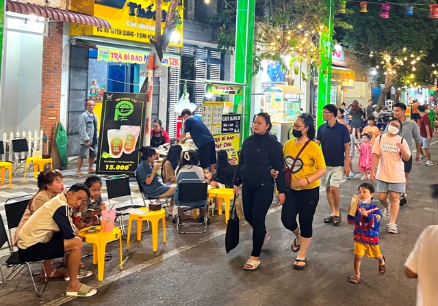 (Phố Ẩm thực Phan Thiết thu hút khá đông khách tham quan; Ảnh: Nguyên Vũ)