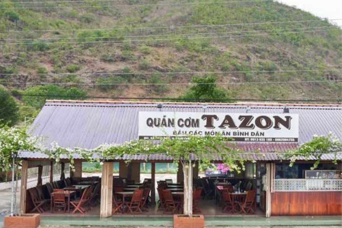 Quán cơm Bình Thuận đông khách