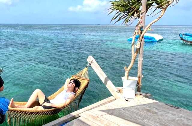 (Tận hưởng không gian biển khơi; Ảnh: Nguyên Vũ)