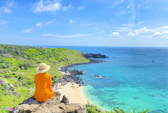 (Mùa hè là thời điểm đẹp nhất để du khách ghé thăm Phú Quý)