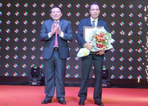 (Thứ trưởng Bộ VHTTDL Nguyễn Văn Hùng (bên trái) trao quyết định công nhận Khu du lịch quốc gia Mũi Né cho tỉnh Bình Thuận; Ảnh: Nguyên Vũ;