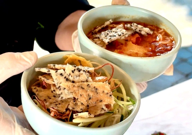 (Có 2 cách thưởng thức Lẩu thả là khô và nước;  Ảnh: Nguyên Vũ)