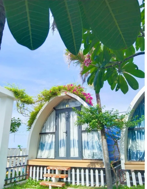 (Villa sở hữu gam màu trắng - xanh mang đến cảm giác mát mẻ, dễ chịu cho khách lưu trú. Ảnh: Villa Biển Xanh)